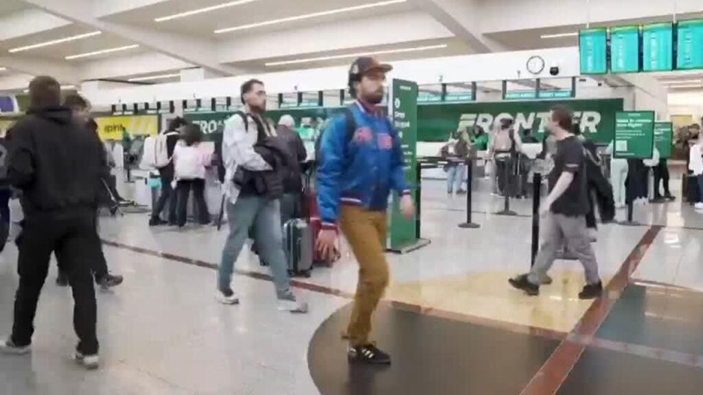 Caos en aeropuertos de EE. UU.: miles de vuelos afectados por el cierre de Gobierno