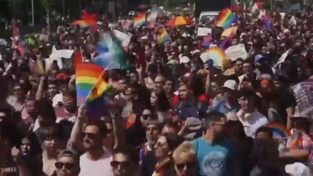 Elecciones y auge de la extrema derecha, temas presentes en la marcha del orgullo LGBTIQ+ en Chile