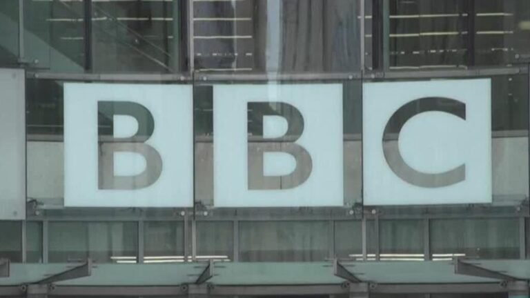 Director de BBC renuncia tras polémica por documental de Trump