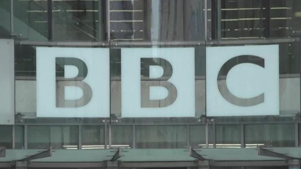 Director de BBC renuncia tras polémica por documental de Trump