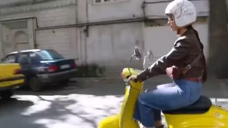 Las mujeres desafían las normas conduciendo motocicletas por las calles de Teherán