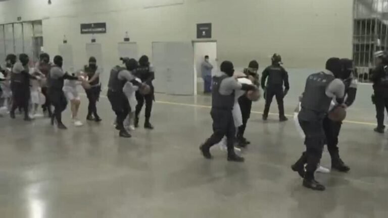 HRW denuncia tortura y violencia sexual contra venezolanos deportados en megacárcel de El Salvador