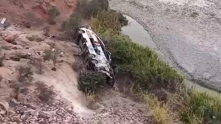 Perú: autobús cae a un abismo en Arequipa tras chocar con una camioneta