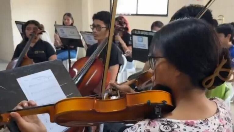 Música contra la violencia: jóvenes de Guayaquil encuentran esperanza en el arte