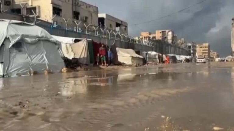 Fuertes precipitaciones arrasan campamentos gazatíes; temor por restricciones israelíes