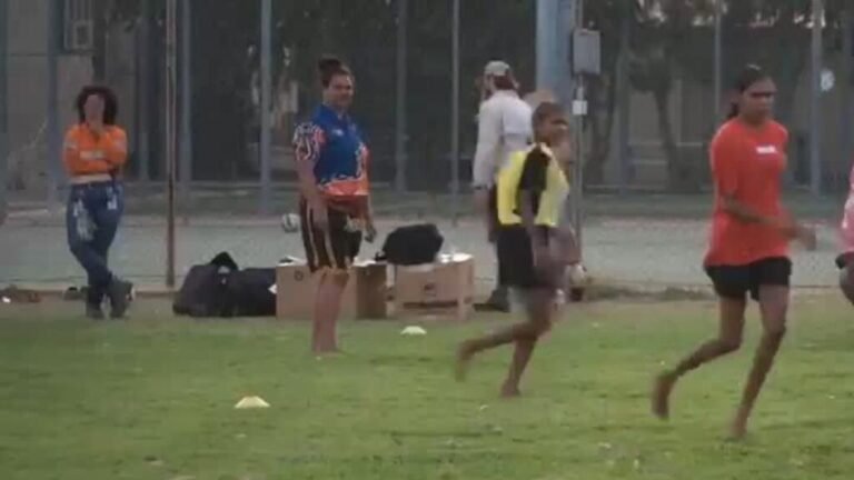 Mujeres indígenas desafían obstáculos para jugar fútbol en Australia