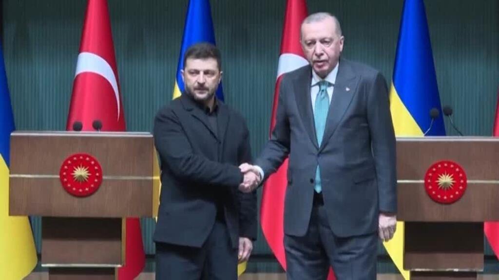 Zelenski se reúne con Erdogan para hablar de paz en Ucrania mientras Rusia incrementa sus ataques