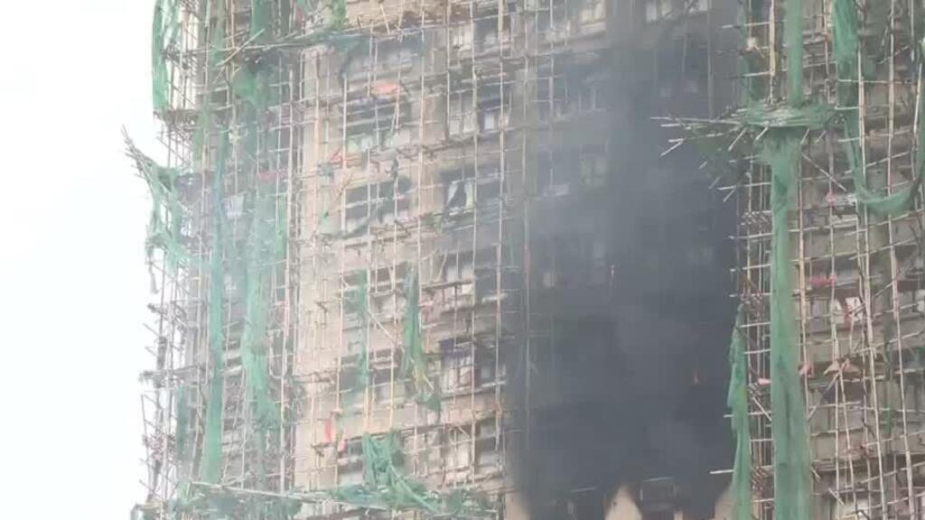 Hong Kong: el bambú bajo sospecha tras mortal incendio en torres residenciales