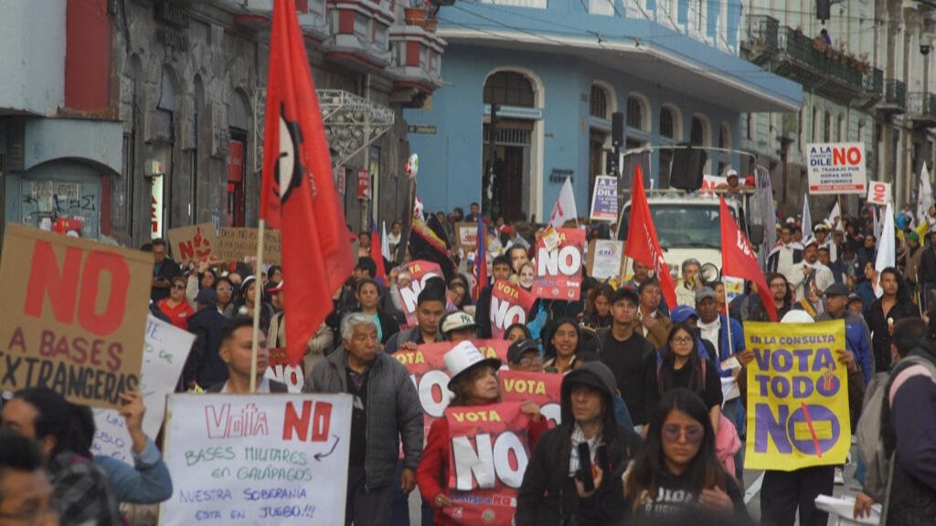 Ecuatorianos salen a las calles para rechazar las bases militares extranjeras