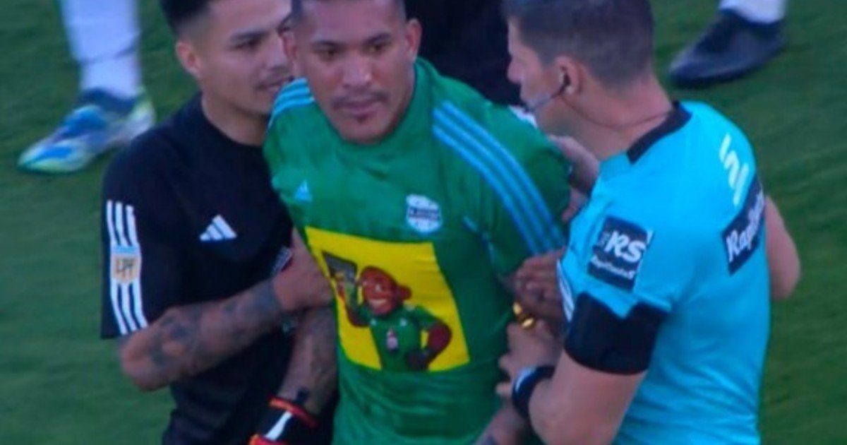 La furiosa reacción de Ignacio Arce contra Facundo Bruera en Riestra vs Barracas Central: le rompió el dedo de un planchazo