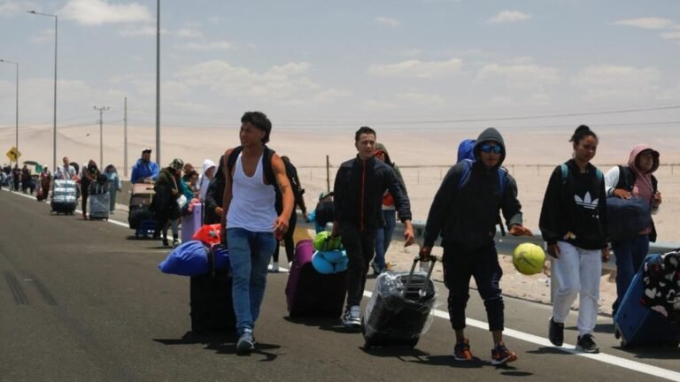 Decenas de migrantes quedan varados en su intento de salir de Chile a Perú