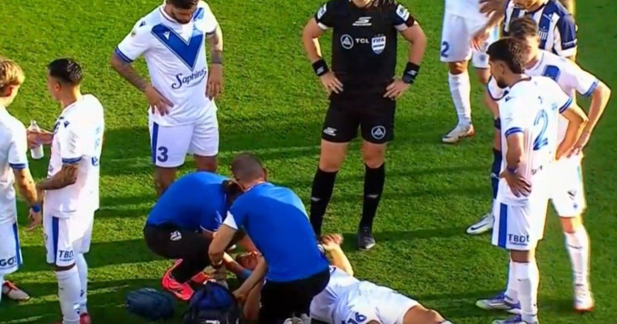 El defensor Lisandro Magallán sufrió una grave lesión y pasó la noche internado: qué dice el parte médico de Vélez