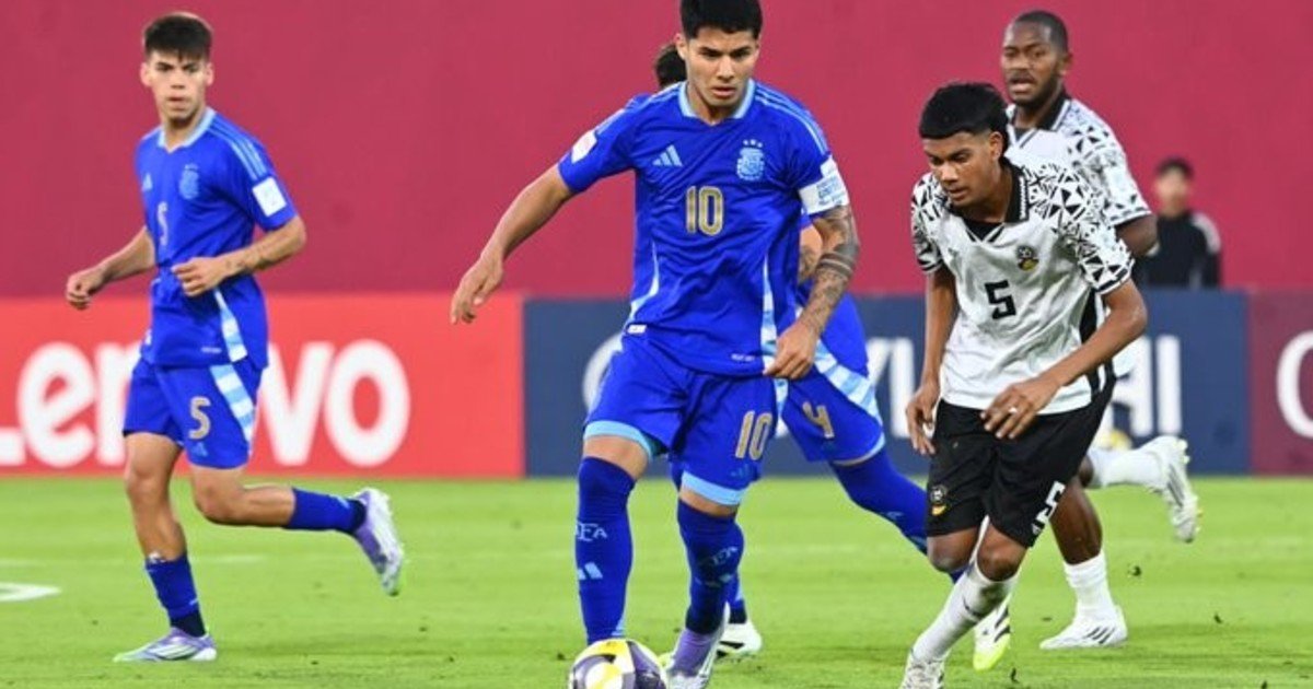 La Selección Argentina vapuleó a Fiji 7 a 0 y Uriel Ojeda, con un triplete, se llevó la pelota en el Mundial Sub 17: "La ilusión de salir campeón siempre está"