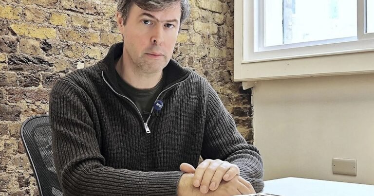 Dinero, poder y desarraigo: ¿Cómo es 'Flesh' la novela de David Szalay, ganadora del Premio Booker?