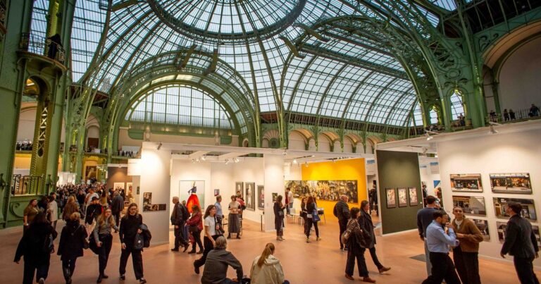 Paris Photo: el reencuentro de Sara Facio y Alicia D’Amico que emocionó al Grand Palais