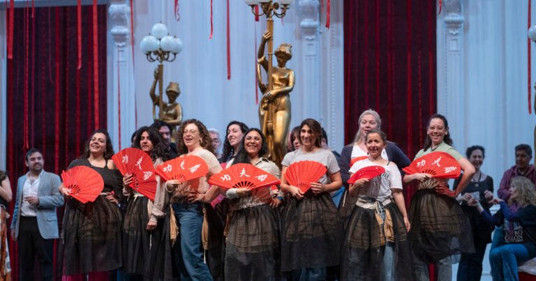 La Traviata que estrena en el Colón transcurre en los '60 y la protagonista es víctima de una sociedad moralista