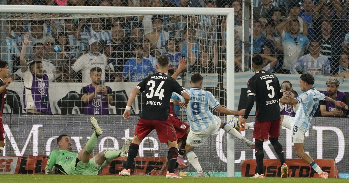 Sobre la hora y en un partido repleto de giros inesperados, Racing eliminó a River y armó una fiesta inolvidable en el Cilindro
