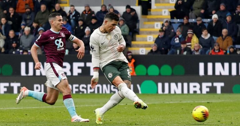Enzo Fernández selló el triunfo de Chelsea, que da pelea en la Premier y le metió presión al Arsenal