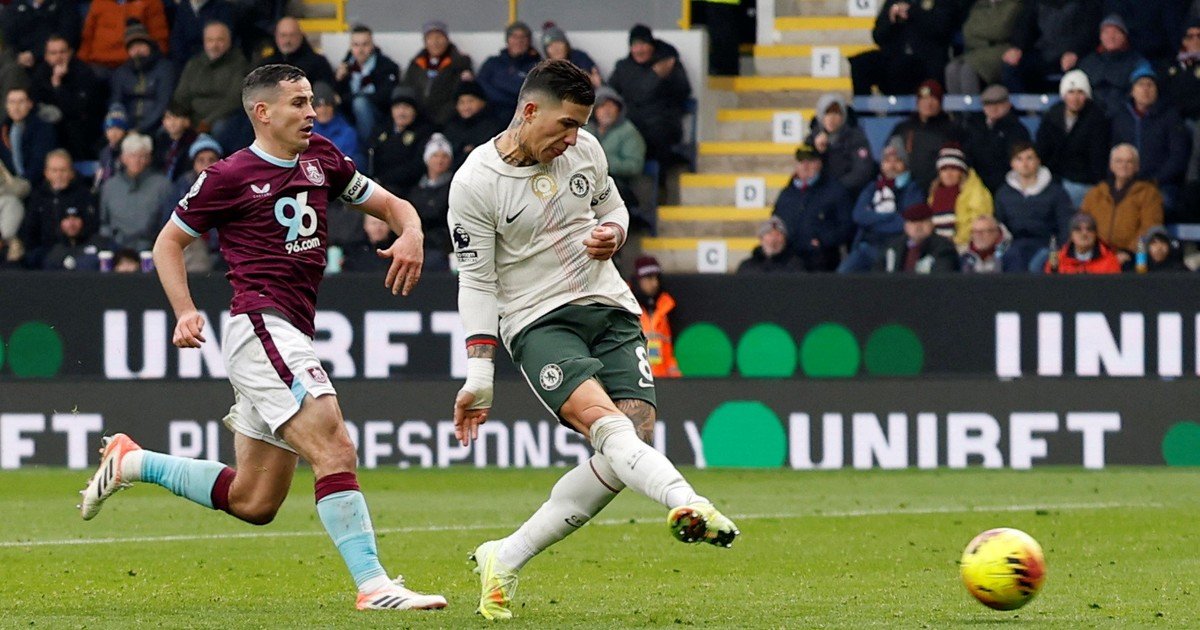 Enzo Fernández selló el triunfo de Chelsea, que da pelea en la Premier y le metió presión al Arsenal