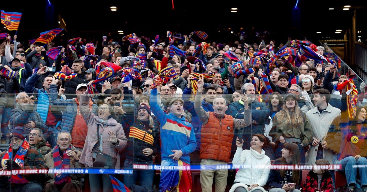 El Camp Nou reabrió sus puertas y los hinchas del Barcelona pidieron por Lionel Messi: ovación para el rosarino en el minuto 10