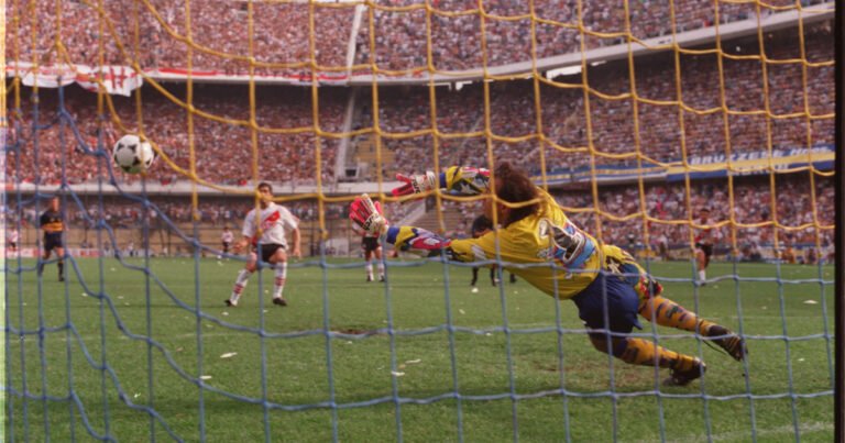 Después de 30 años, Boca y River vuelven a jugar un Superclásico por algo extra en las últimas fechas: las definiciones más recordadas en más de 100 años de historia