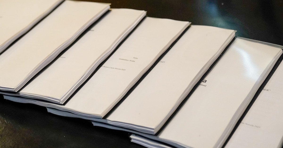 Premio Clarín Novela 2025: mañana se conocerá el título de la obra ganadora