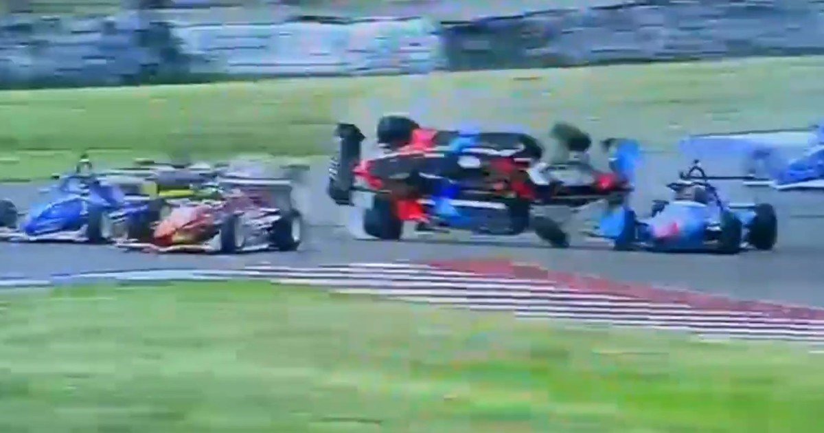 Impresionante choque y vuelco en la Fórmula 3 Metropolitana: Gianfranco Barbara destrozó su auto en La Pampa y se salvó de milagro