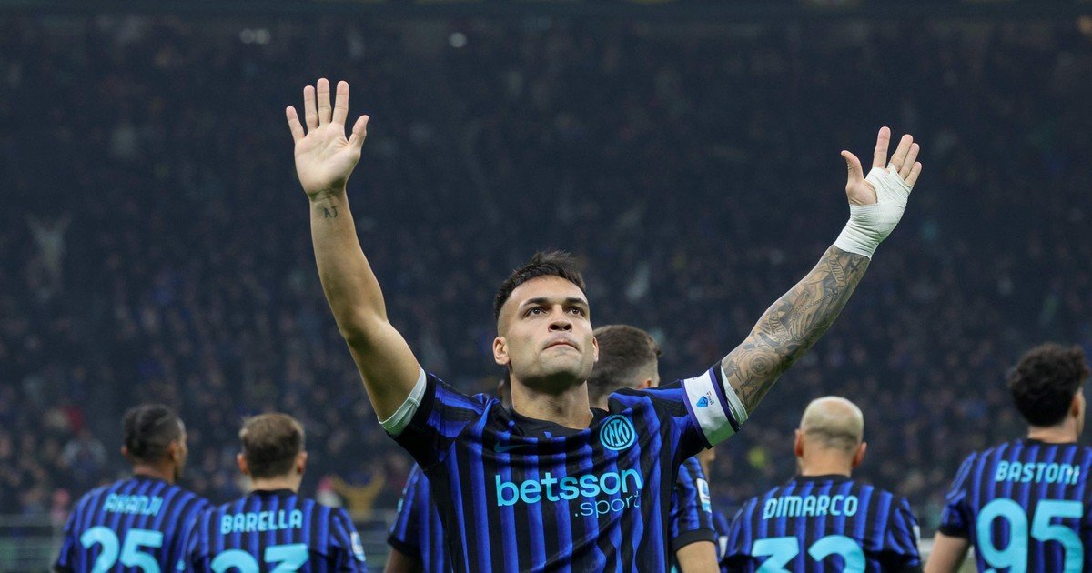Lautaro Martínez clavó otro golazo para hacer historia en el Inter, que aprovechó la derrota del Napoli y es líder junto a Roma en Italia