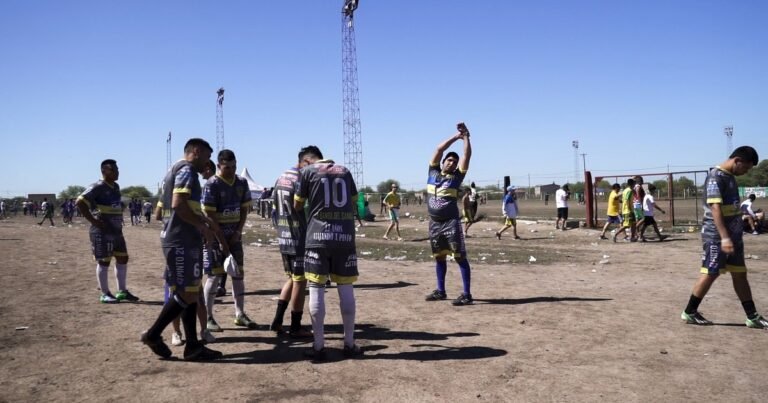 Historias de potrero: la final en que Pitufo se hizo pasar por árbitro y ayudó a un futbolista profesional a ganar con sus amigos un torneo que iba a terminar muy mal