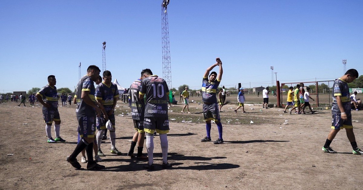Historias de potrero: la final en que Pitufo se hizo pasar por árbitro y ayudó a un futbolista profesional a ganar con sus amigos un torneo que iba a terminar muy mal