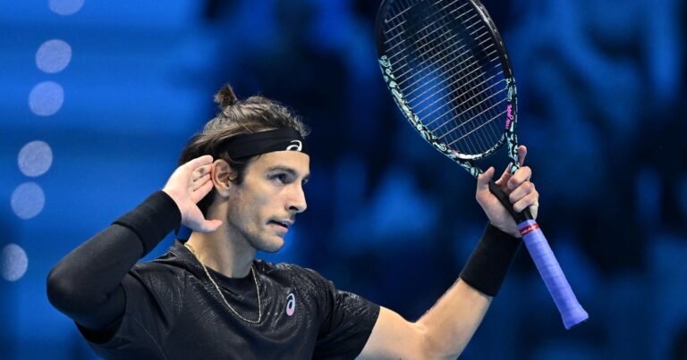 ATP Finals: un interminable punto, lujos y drama en la victoria de Lorenzo Musetti ante Alex De Miñaur