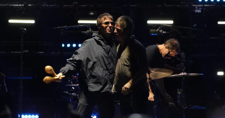 Oasis volvió a tocar en la Argentina y el estadio de River repleto estalló de felicidad