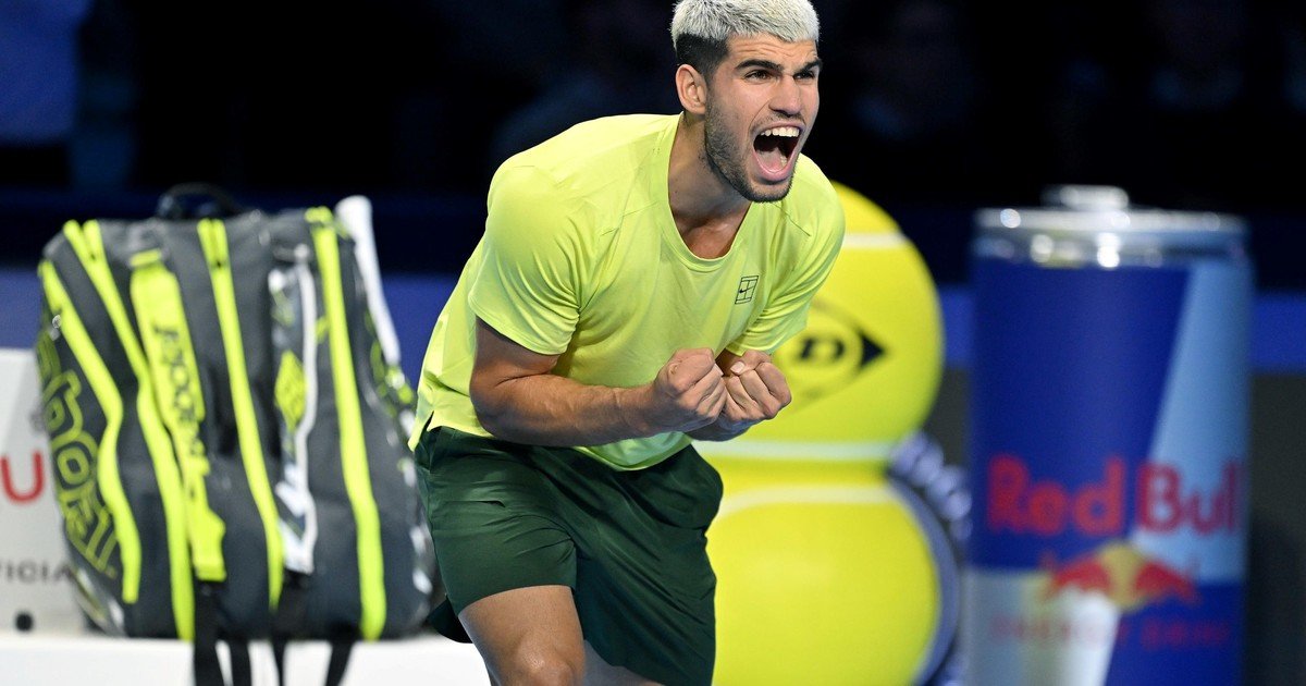Carlos Alcaraz, otra vez número 1 del mundo: le ganó a Musetti, avanzó a semis de ATP Finals y cierra el año arriba de Sinner