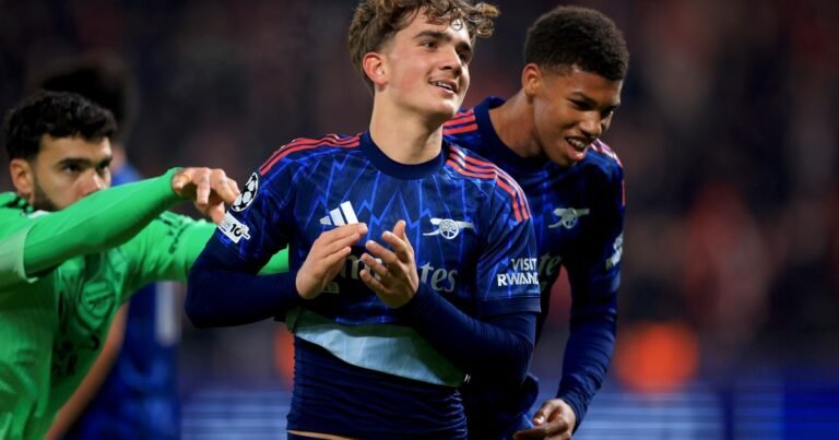 Arsenal hizo debutar al jugador más joven de la historia de la Champions League, goleó al Slavia Praga y sigue imbatible como líder