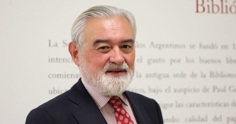 El exdirector de la RAE Darío Villanueva llama a reforzar el vínculo entre español y portugués