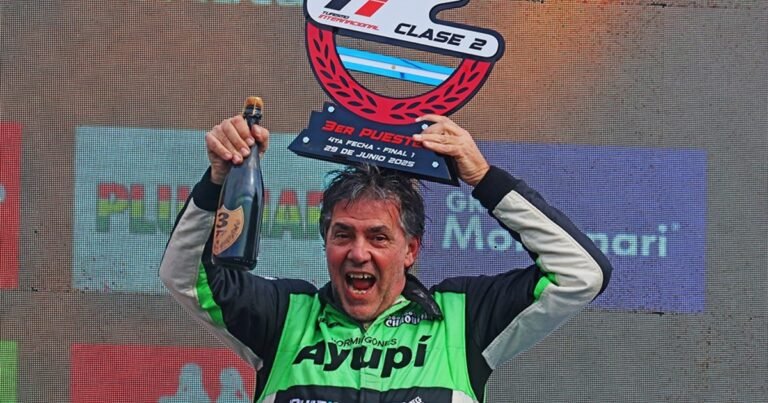 Conmoción en el automovilismo argentino: un tricampeón murió en plena pista durante la última vuelta de una carrera en La Plata