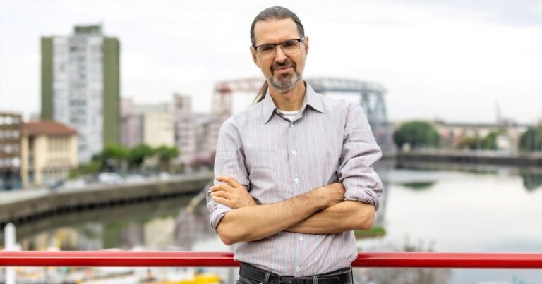 El español Daniel Canogar, explorador de la obsolescencia digital y el exceso de información