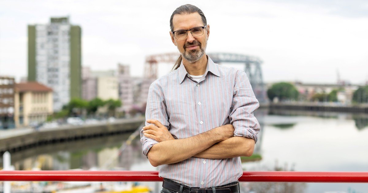 El español Daniel Canogar, explorador de la obsolescencia digital y el exceso de información