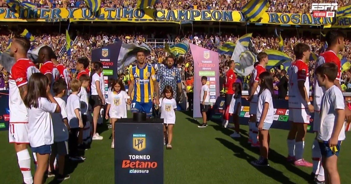 Los jugadores de Estudiantes hicieron el pasillo pero le dieron la espalda a los designados campeones de Central