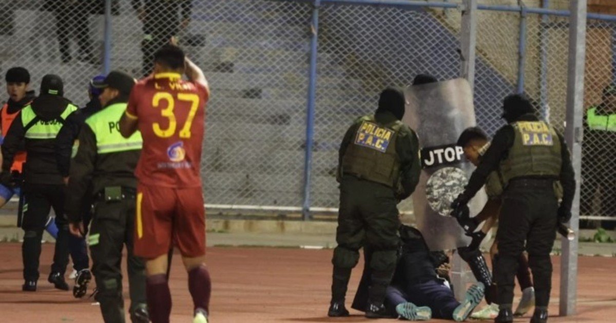 Batalla campal en el fútbol boliviano: Real Oruro y Blooming terminaron en una pelea brutal con 17 expulsados