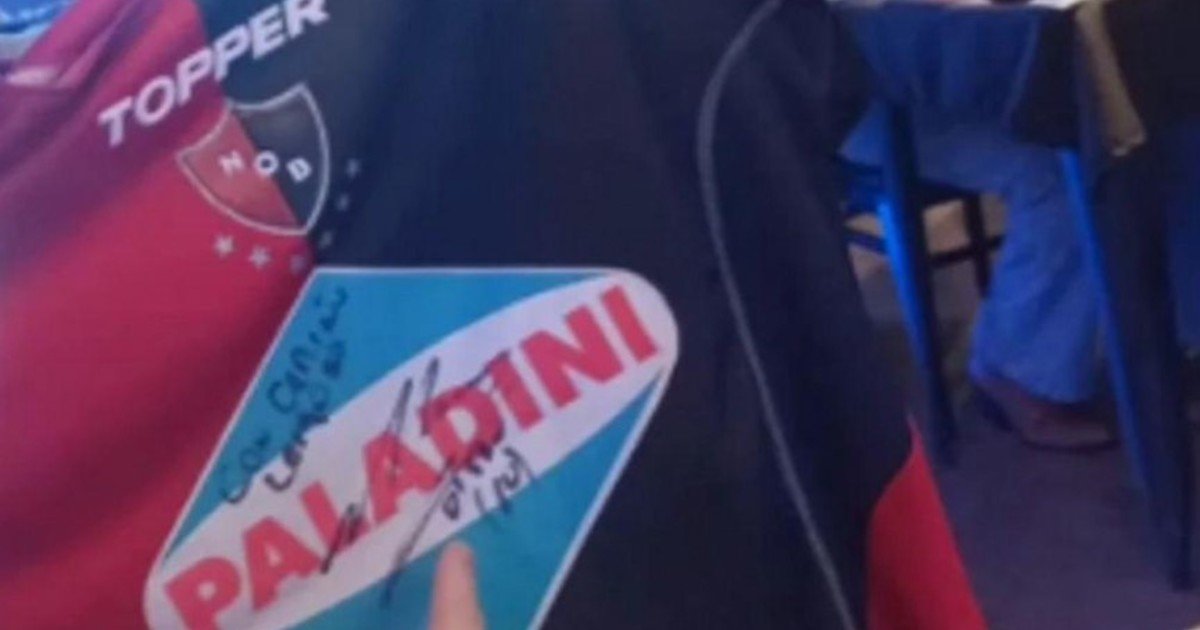 Les robaron una camiseta de Newell's firmada por Maradona a unos fanáticos en Córdoba e intentan recuperarla: "Tiene un valor incalculable"
