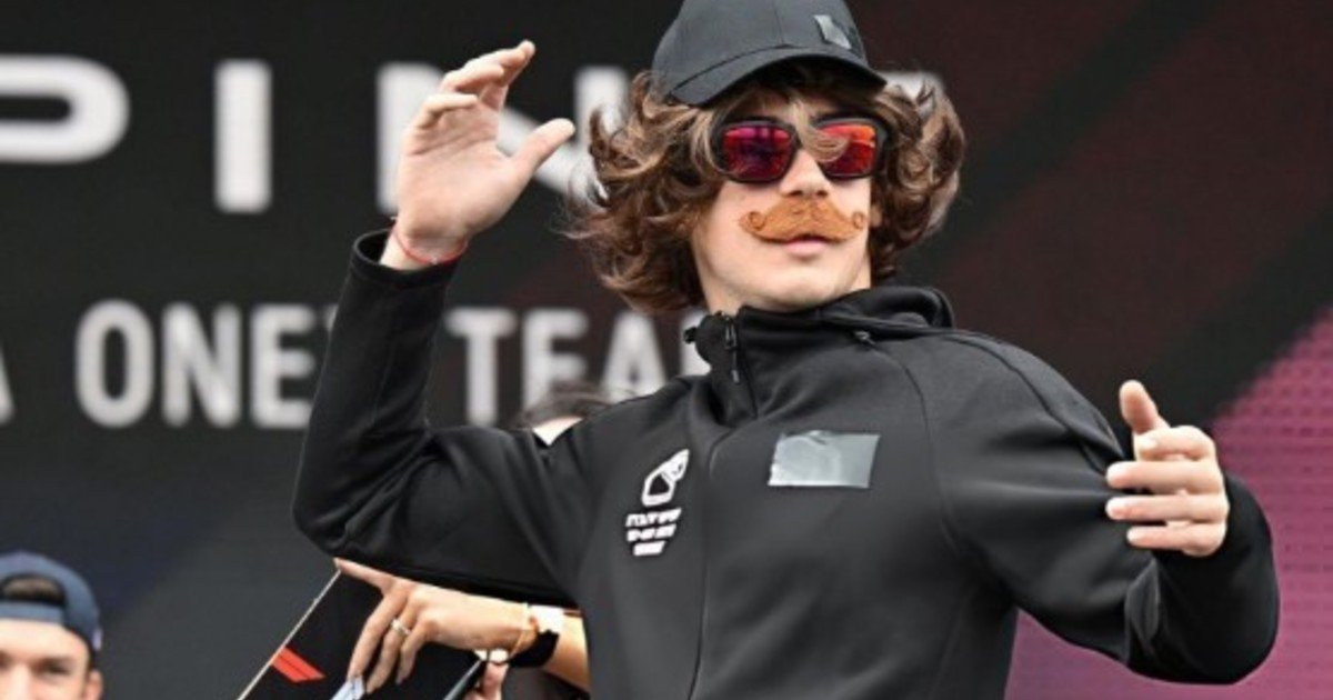 Franco Colapinto sorprendió a los fanáticos con un disfraz en el Fan Zone de Interlagos: ¿a quién quiso parecerse el argentino?