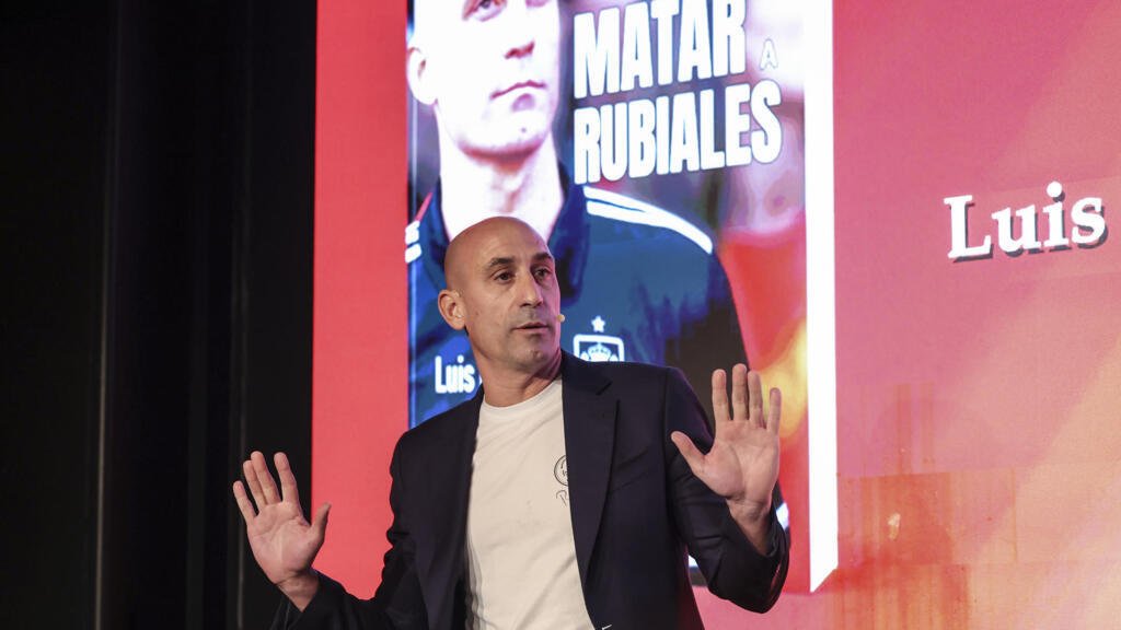 Luis Rubiales es atacado con huevos por su tío durante la presentación de su libro