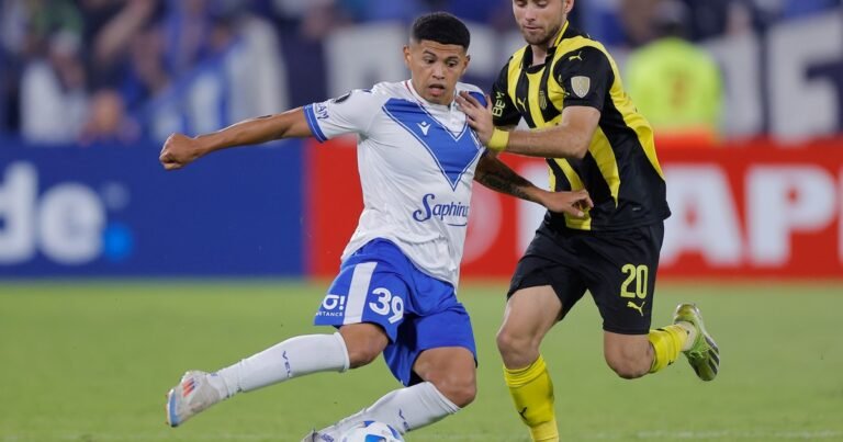 La FIFA confirmó la inhabilitación por un año para un jugador de Vélez por falsificación de documentación