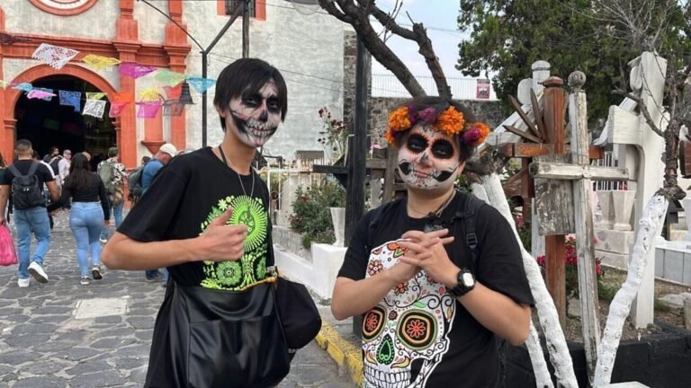 Mixquic honra a sus muertos mientras lidia con el turismo masivo