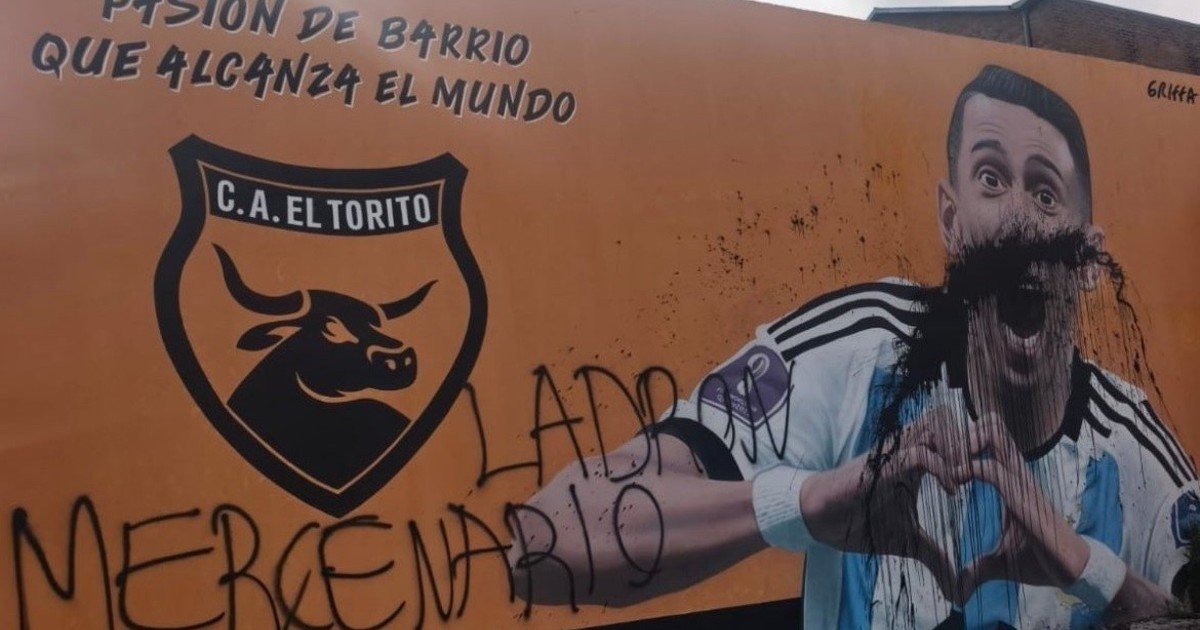 "Ladrón, mercenario": vandalizan un mural de Ángel Di María en Rosario tras el escándalo que inició la AFA con el título a Central