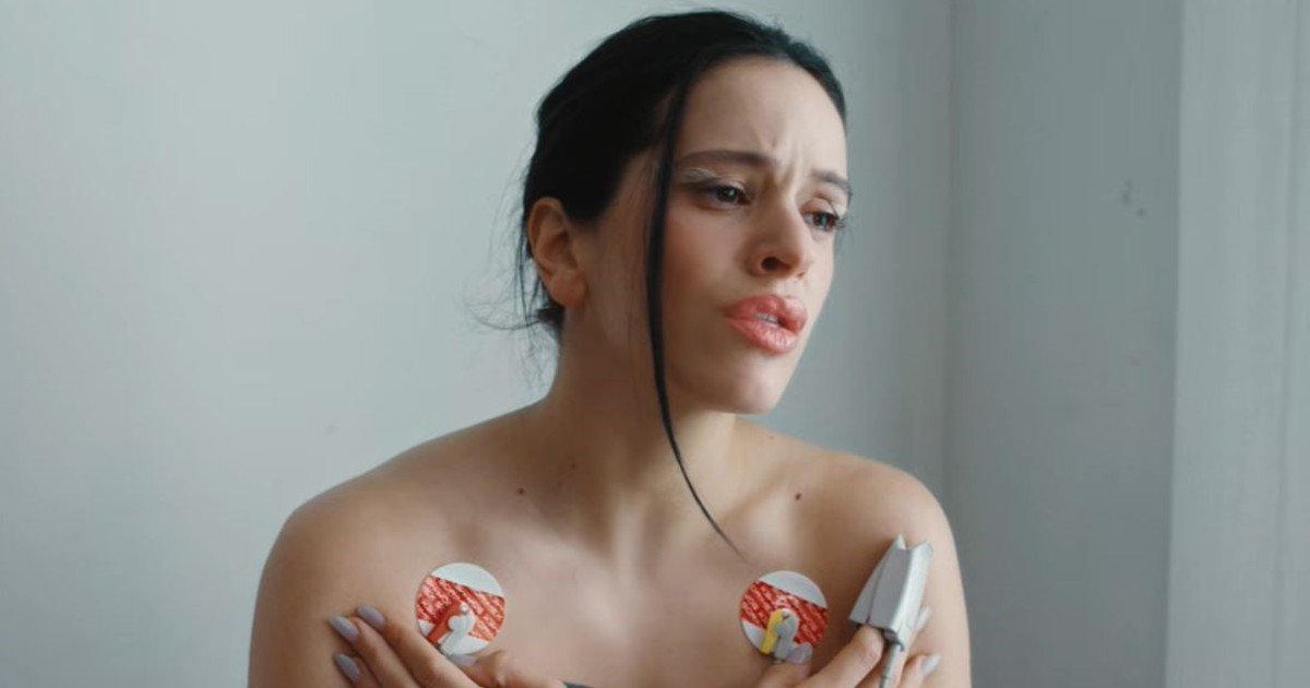 Rosalía abandonó el reggaetón y se largó con todo: le canta a Dios en 14 idiomas en Lux, su nuevo disco