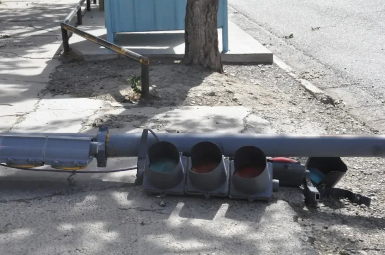 Trabajan en la refacción de semáforos afectados por el temporal de viento