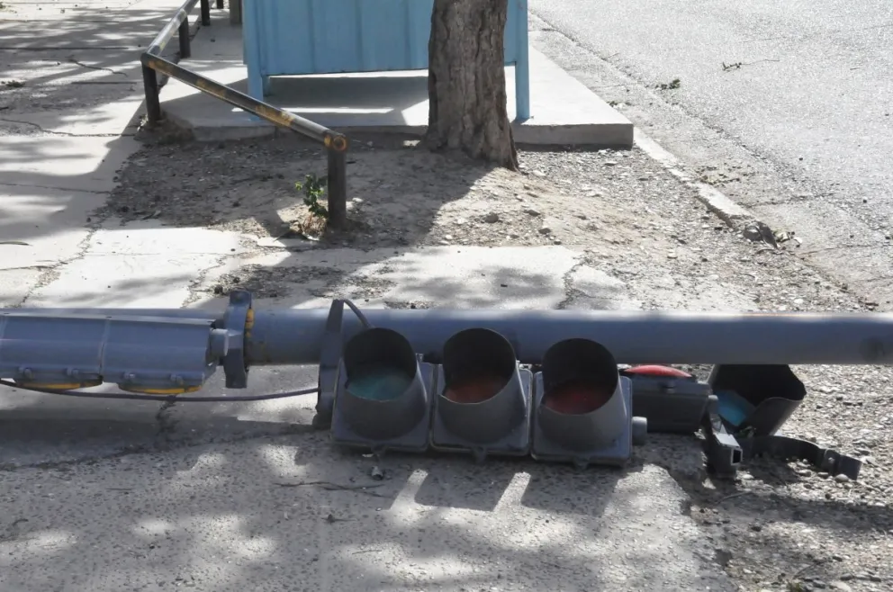 Trabajan en la refacción de semáforos afectados por el temporal de viento