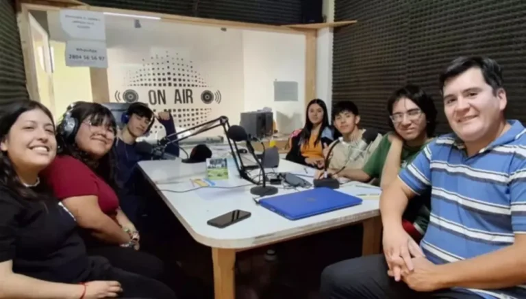 Estudiantes de la Escuela N° 7705 realizan pasantías educativas en la radio municipal de Rawson